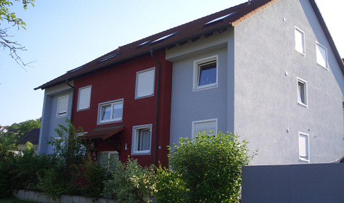 Helle/Ruhige/Sonnige 3-Zimmer-Dach-Wohnung mit schöner Einbauküche in Leinach