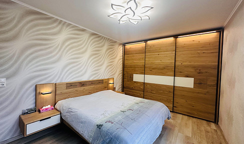 Bright 4-room apartment with a south-facing balcony, parking space, and a 19 square meter cellar – available without commission.
