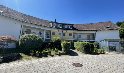 Renovierte 2-Zimmer Dachgeschosswohnung mit Terrasse und Stellplatz