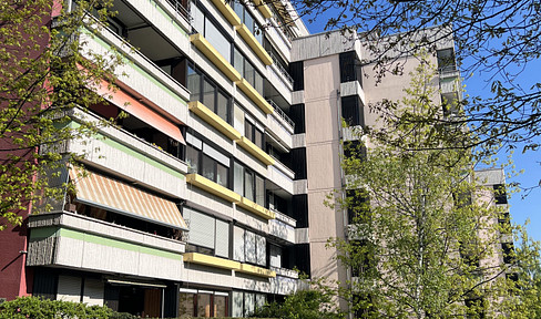 Beautifully renovated 2-room apartment with a balcony, fitted kitchen, and parking space in an underground garage.