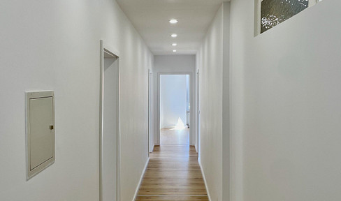 First occupancy after renovation: 4-room apartment with kitchen and bathroom, located in a pedestrian zone, featuring a ceiling height of 2.70 meters – all building services completely renewed.