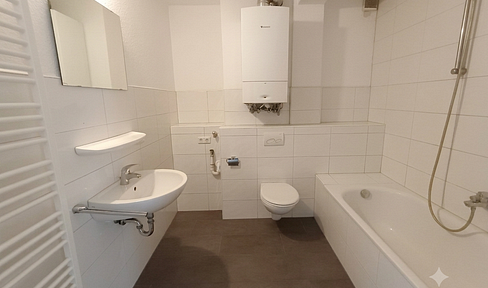 KLINIKVIERTEL: 3-Zimmer-Wohnung - über 100qm - energetisch saniert- Balkon - Ankleidezimmer