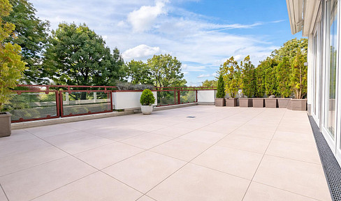 FEE-FREE: Exclusive penthouse with a stunning, oversized rooftop terrace on the high bank of the Isar River.