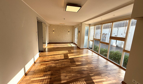 High-quality split-level apartment with a house-like feel, located in a prime area of Junkersdorf.