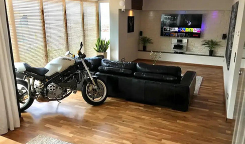 High-quality maisonette apartment with a house-like feel, located in a prime area of Junkersdorf.