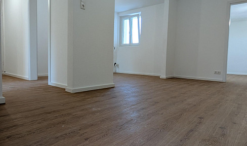 Located in a prime spot: This 4-room apartment (approximately 90 m²) is situated right next to the Reutlingen bus and train station (ZOB).