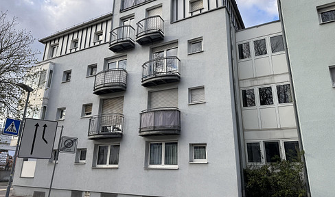 Bright 3-room apartment in the center of Göppingen, with an open-plan kitchen.