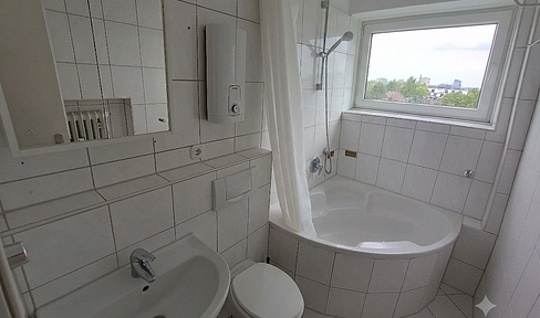 3-Zimmer Wohnung mit Sicht über die Bäume auf den Florianturm vom eigenen Balkon aus