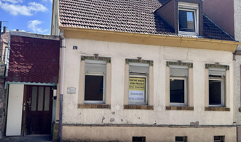 Renovation-needed townhouse in the city center – offering great potential at an attractive price.