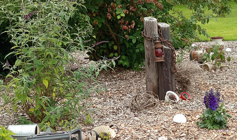 No fees! Attractive property with a main house, separate apartment, holiday apartments, large hall, and extensive garden.