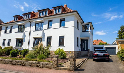 Exklusives Wohnen am Stadthäger Wall: Frisch sanierte Doppelhaushälfte mit großem Garten & 2 Garagen