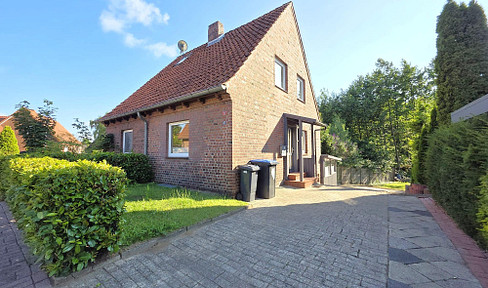 Charming semi-detached house with a large garden, in a desirable location – no agency fees.