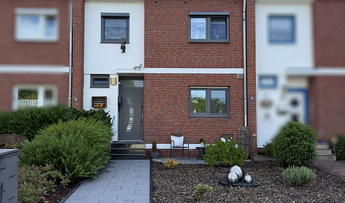 Arrive and feel at home – Renovated terraced house with a large pool.
