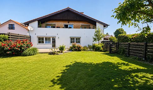 Charming multi-family house with three apartments and a large garden.