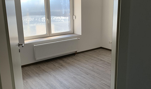 Modern 3-room apartment with a large bathroom and bathtub.