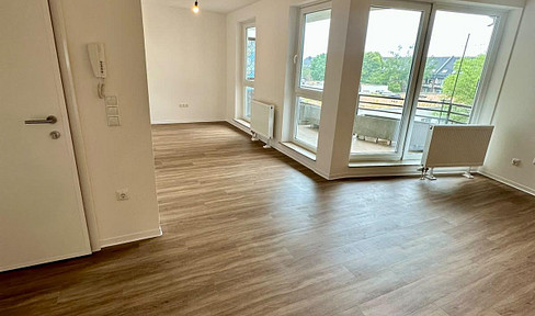 Spacious 4-room apartment with approximately 135 square meters, a balcony, 2 bathrooms, an elevator, and a garage, located in Düsseldorf-Bilk.