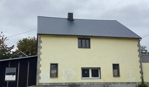 Exquisitely renovated country house with a spacious layout and approximately 347 square meters of total living space.