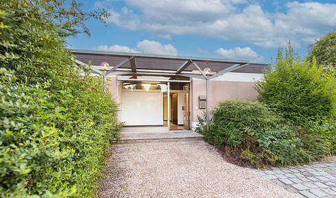 Terraced house for interior renovation, featuring a ceiling height of 3 meters and an idyllic south-facing garden.