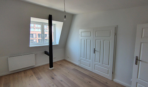 First letting after a complete renovation: Top-floor apartment with a balcony, fitted kitchen, and modern bathroom.