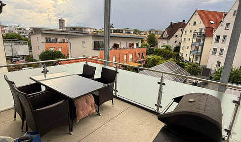 Exclusive 3-room apartment in a central location, featuring a large balcony.