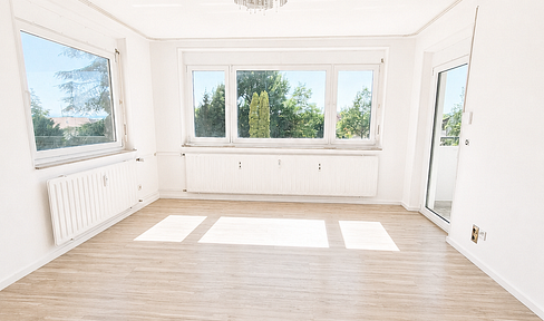 Bright 2.5-room apartment with fitted kitchen, south-facing balcony, and underground parking space in Immenstaad.