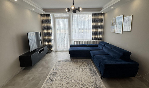 Commission-free, stylishly renovated 3-room apartment with a skyline view and balcony in Liederbach.
