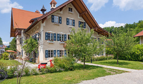 Stylish 4-room maisonette apartment in a completely renovated manor house in the Chiemgau region.