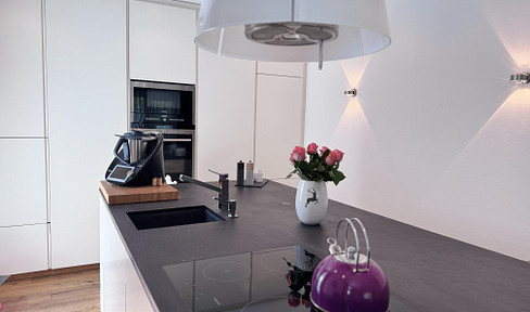 Luxuriöse 4 ZKB Wohnung mit schön angelegtem Garten