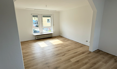 Spacious 4-room house with a front facade, part of a semi-detached property (120 m²), located in a central area of Limburgerhof.