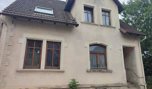 Charming single-family house with a large plot of land – ideal for renovation or a new construction project.