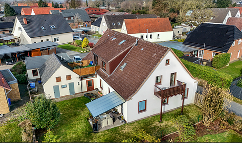 Newly renovated ground-floor apartment with a garden and covered terrace.