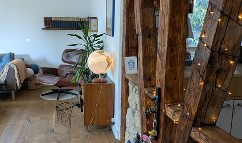 No commission: Renovated apartment with 4.5 rooms and a home office, located near the market square.