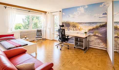 Stylish shared apartment for professionals, featuring 3 lockable rooms, a conservatory, keyless entry, and a home office.