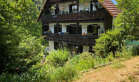 Large, 4-room apartment with real added value! Flexible use possible! (Apartment in the attic, garden, potential for improvement).