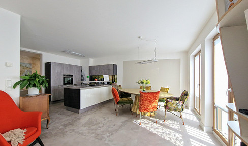 A home to feel at ease in – exclusive designer apartment with a cozy atmosphere, located on Burgberg.