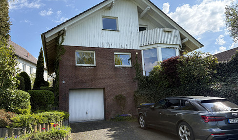 Freistehendes Einfamilienhaus mit Garage, Terrasse, Balkon und großem Garten