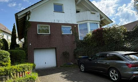 Freistehendes Einfamilienhaus mit Garage, Terrasse, Balkon und großem Garten