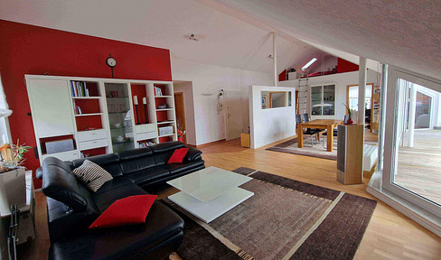 Well-maintained 3.5-room attic apartment with high-quality finishes and a fitted kitchen in Rutesheim - commission-free!