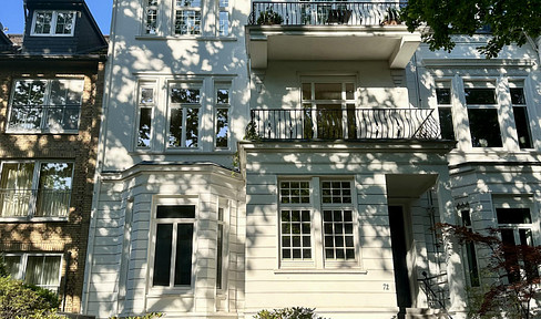 Classic apartment in a renovated building, located near the Außenalster lake.