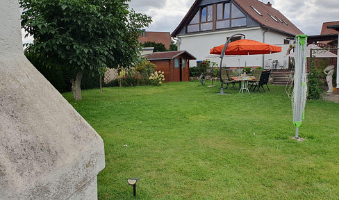 Von Grund auf sanierte Doppelhaushälfte mit herrlichem Atelier und schön angelegtem Garten