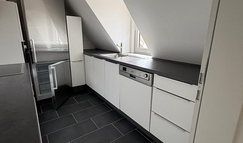 Modern living in Weddel – Completely renovated 4-room apartment with access to a shared garden.