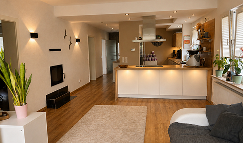 Spacious, completely modernized family home with a fireplace, a beautiful garden, and flexible usage options.