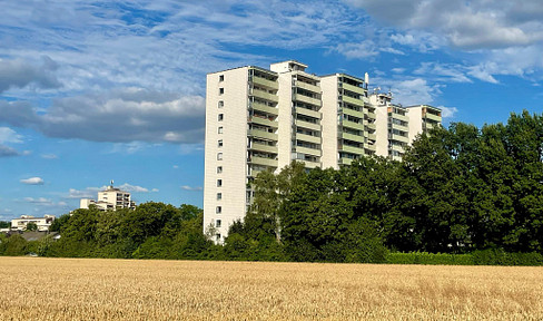 Renovated 3-room apartment with a balcony and a view of the greenery overlooking Lake Kaarst.