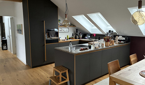 Gehobene Dachgeschosswohnung, 2 Balkone mit Zugspitzblick, Hausservice