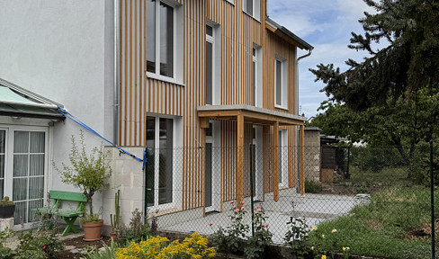 Architect-designed loft apartment with a large terrace and garden: Available for first occupancy on August 1st.
