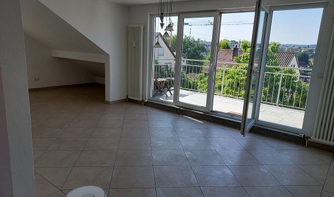 Bright and cozy 3-room apartment on the top floor, with fitted kitchen and a balcony.