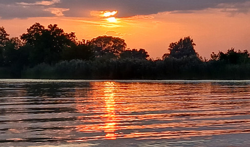 Dream Location in Ketzin: Your recreational waterfront property with a bungalow and jetty.