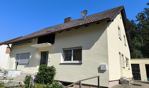 Zweifamilienhaus mit großem Garten in Regenstauf
