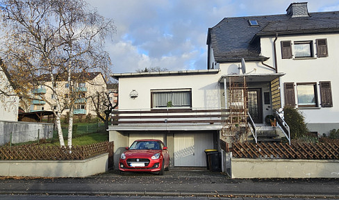 Doppelhaushälfte mit Anbau und Doppelgarage