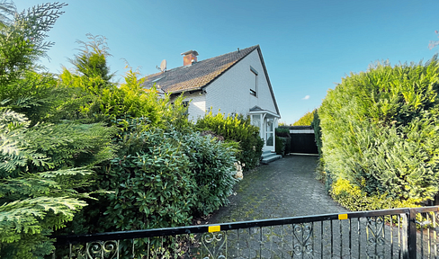 Located in the green suburban area surrounding Hamburg: Spacious single-family home with a garage.